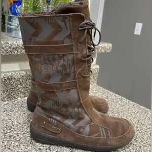 Teva woman’s boots size 5 - but I’m a size woman’s 6 and they fit good.